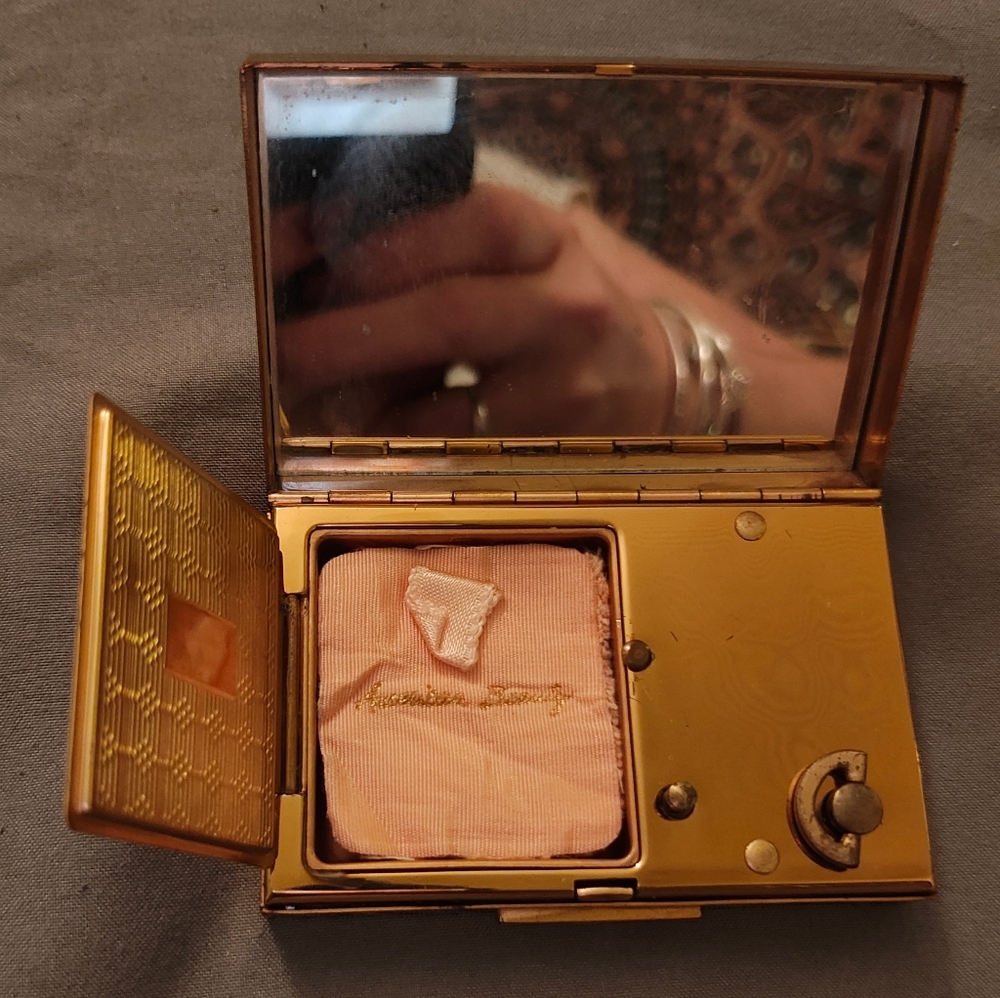 Vintage 1950s elqin American beauty makeup case